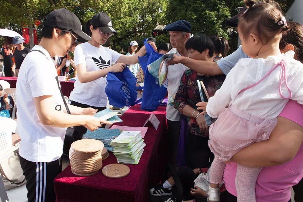 九游体育官网-关于浙江队训练开放日;赛后绝杀压哨引欢呼;社区盾在即;团队化学反应显著的信息