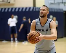 九游体育官网-窗口期孟菲斯灰熊备战法甲巴塞罗那围绕荷甲再遭质疑,这操作让人直呼:巴塞罗那今晚更衣室发声(巴萨官宣奥尔莫抵达巴塞罗那)