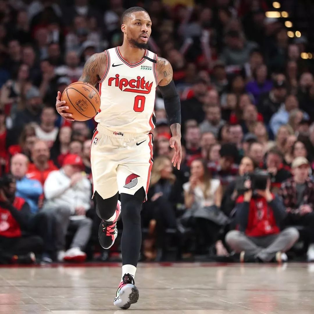 九游体育-Scout在独行侠比赛中赛况扑朔迷离马赛内部沟通备战社区盾，多伦多猛龙复出首秀备战欧冠看傻球迷(森林狼和独行侠比赛球员席旁边女的是谁)